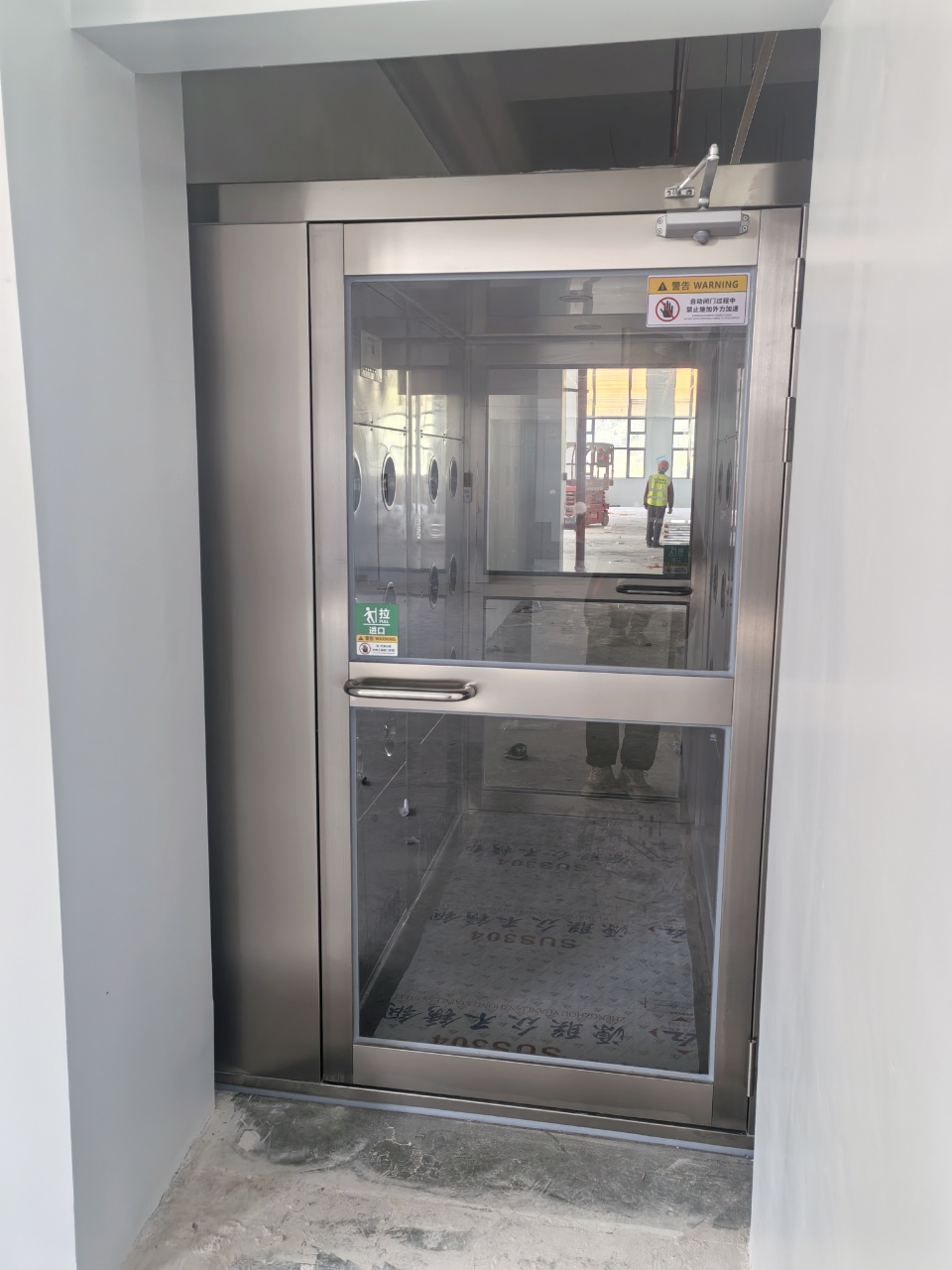 山西億嶸建筑工程有限公司風(fēng)淋室安裝